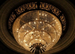 Волжане увидят спуск 3-тонной хрустальной люстры в ДК «ВГС»