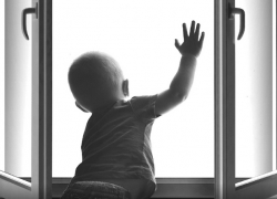 Опять падение: в Волгограде из окна 3-го этажа выпал трехлетний малыш