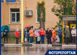 Волжане выходят на улицу, вооружившись перчатками и масками