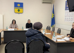 В Волжском на приеме у юристов пенсионерке помогли добиться выплат за награду погибшего сына-героя