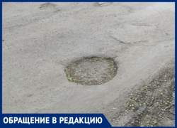 Непроходимые лужи и площадка из 90х: так волжанин описывает свой двор