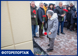 День памяти основателя Волжского Федора Логинова отметили возложением цветов: фоторепортаж
