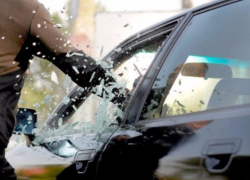 Еще из четырех автомобилей свистнули ценные вещи ночью в Волжском