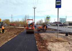 В Волжском обновили дорогу на улице Паромной - остались последние штрихи