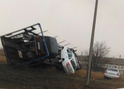 Волжанин снял на видео жуткое ДТП с участием автовоза и иномарки: есть погибшие 