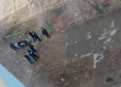 Мужчина с гранатой сидел между этажами в подъезде, - волжане