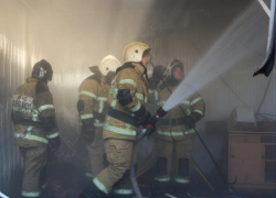 Ночью жителей многоэтажки в Волжском разбудил пожар