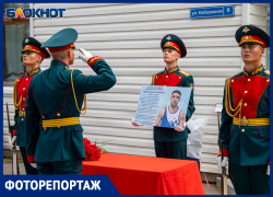 В Волжском открыли мемориальную доску Альберта Родионова, чемпиона России по боксу 