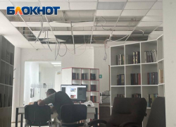 «Модельная» библиотека, обошедшая городу в кругленькую сумму и громкий скандал, начала разваливаться