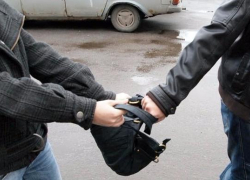 В центре Волгограда разбойник напал на заводчанина и похитил у него деньги и документы