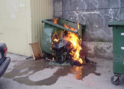 В Волжском огонь из мусорного контейнера перекинулся на автомобиль