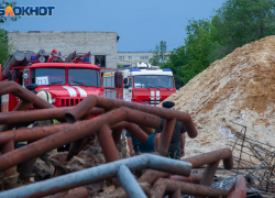 Роспортебнадзор проверит воздух после пожара на свалке в Волжском