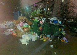 В Волжском горы мусора добрались до припаркованных машин