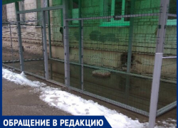 "Глубокая лужа и отсутствие охраны - и это "парковка" для колясок,- волжанка