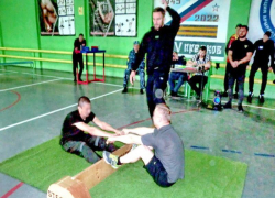 Турнир по армрестлингу: заключенные в Волжском решали у кого руки сильнее