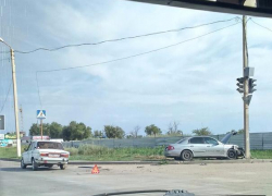 В Волжском на перекрёстке столкнулись ВАЗ и иномарка