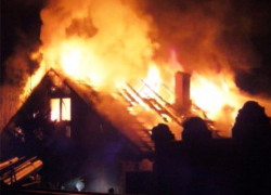 Под Волгоградом при пожаре рухнула кровля, пострадал подросток