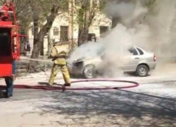 В Волжском у здания суда загорелась «Лада Калина»