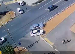 Новое ограждение проезжей части в Волжском снесли во время ДТП