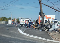 «Вxлам»: автомобилист снес столб и перевернулся на трамвайныx путяx в Волжском