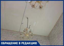 «Врачи сидят на приеме, а с потолка сыплется краска», - волжанка о детской поликлинике №2
