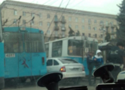 В центре Волгограда лихач на "Приоре" застрял между двумя троллейбусами