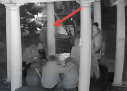 Подростки изрисовали ротонду на площади Труда в Волжском: видео