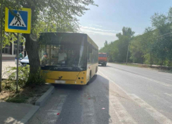 В аварии с автобусом пострадал человек на дороге в Волжском
