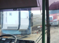 На волгоградской трассе перевернулась груженная мандаринами фура