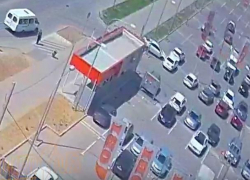 "Спешил на распродажу": волжанин не вписался на парковке у ТЦ