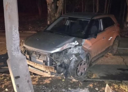 Кроссовер снес световую опору в Волжском: подробности
