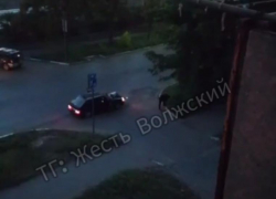 Изысканный перформанс: одного тошнит в кустах, другой спит на капоте, третий врубает музыку — концерт в 4 утра показали в Волжском