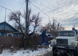 Свет возвращается, дороги чистят: в Волгоградской области устраняют последствия непогоды