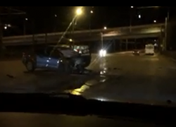 В центре Волгограда «Киа» протаранила столб