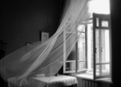 В центре Волгограда 25-летняя девушка выпала из окна пятого этажа