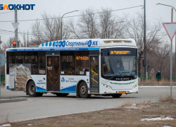 Пенсионер упал в автобусе из-за резкого торможения в Волжском