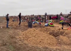 На кладбищах Волжского незаконная деятельность ритуальщиков пресечена с полицией