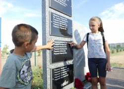 В Волжском открыли памятный обелиск с именами погибших на СВО