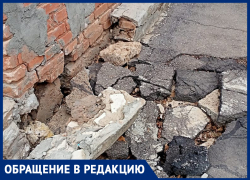«Соседей можно увидеть через трещины в стене»: жители Волжского устали жить в разрушенных квартирах