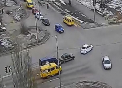 В Волжском "Газель" в утренний час пик влетела в "легковушку"