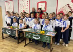 В Волжском в школе № 18 открыли «Парты Героя» в честь погибших выпускников