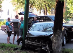 В Волжском девушка на автомобиле Lifan влетела в столб: разыскиваются очевидцы ДТП