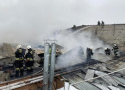 Сильный пожар парализовал движение на Карбышева в Волжском