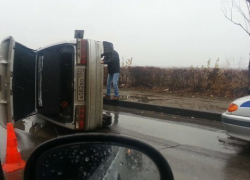 На мосту Волжской ГЭС из-за непогоды "четырнадцатая" встала на бок