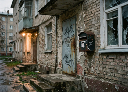 «Агрессивный мужчина бросился на вошедших, когда открыли квартиру»: новые детали найденной замороженной в холодильнике девушки в Волжском