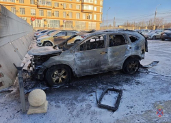 Ночью во дворе в Волгограде сгорела иномарка