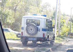 Припаркованный на зеленой зоне полицейский "уазик" возмутил водителя из Волжского