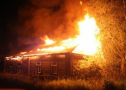 На пожаре в Старополтавском районе едва не сгорели трое мужчин