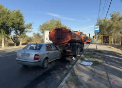 Легковушка насмерть сбила велосипедиста и отлетела в КАМАЗ: страшное ДТП в Волжском