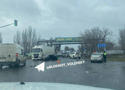 В Волжском легковушка не уступила дорогу «Танку»